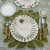 Mantelería Olivos con Individuales Blossom en Algodón Verde Olivo, Servilletas con Bordado de Aceitunas y Cocteleras con Bordado de Aceitunas en Lino Arena. Set para 4 personas