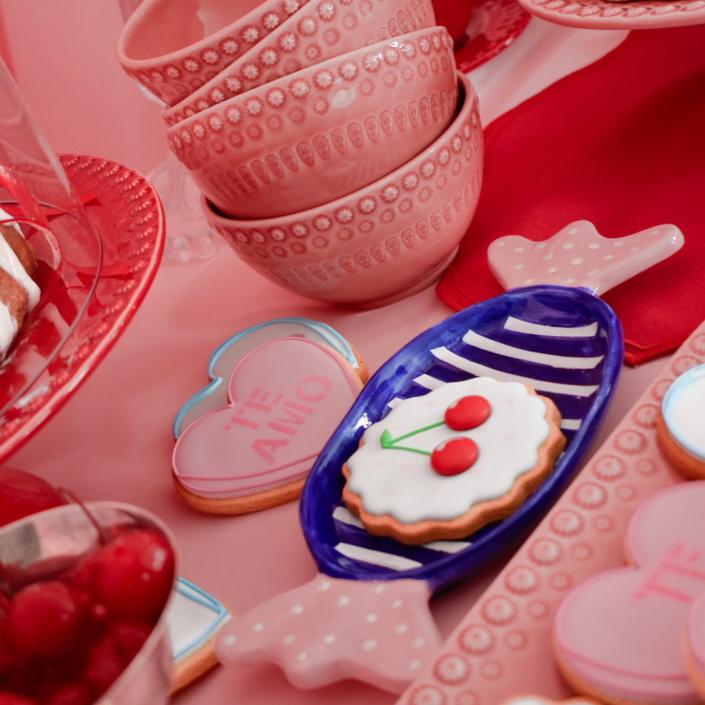 CANDY ZASHPACK: Set con 1 Plato de Dulce Naranja, 1 Plato de Dulce Rosa, 1 Plato de Dulce Azul y 4 Cocteleras Corazón en Lino de Colores