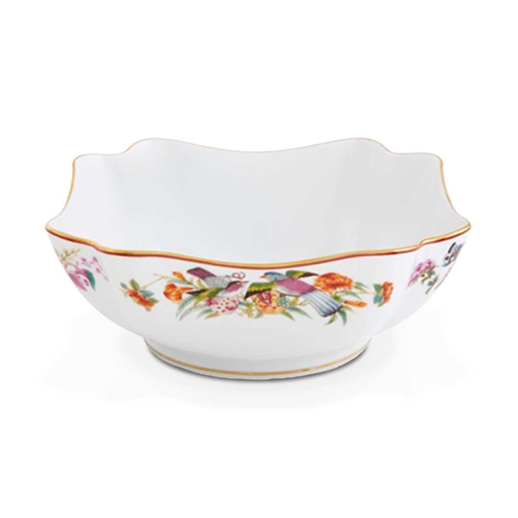 Ensaladera grande de porcelana blanca con motivos de flora y fauna en colores y filo de oro, de la colección Paco Real de Vista Alegre