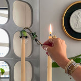 Extintor de Velas en Forma de Flor Campanilla con Bordes Dorados.