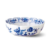 Ensaladera redonda grande Margao de Vista Alegre, blanco con motivos florales en azul rey. 