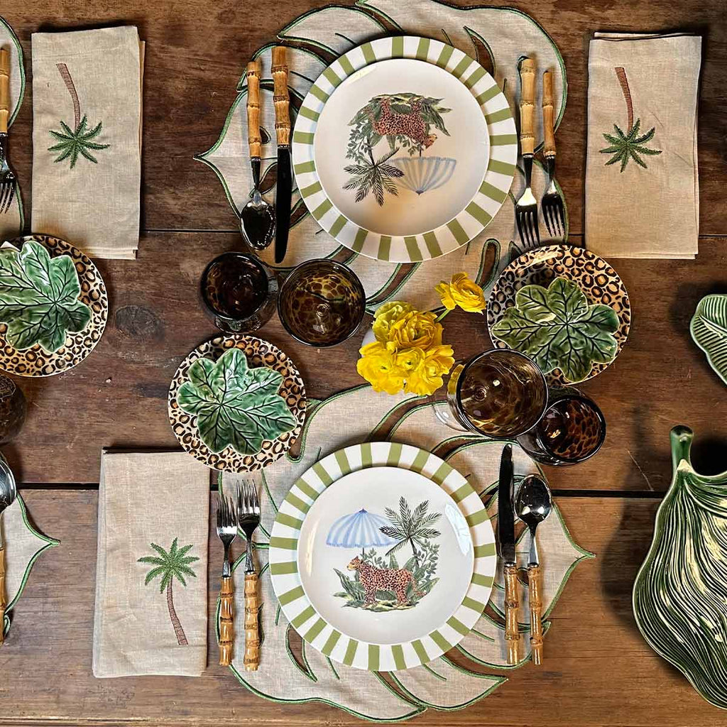 SAND TROPIC COMPLETE ZASHPACK: Individuales y Servilletas Tropic en Lino Arena con Bordado Verde con Plato Trinche Candy Cane Verde y Plato Ensalada de Cheetah con Sombrilla