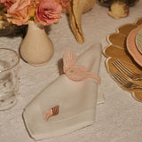 THE PEARL ZASHPACK: Mantelería La Mar con Individuales Concha en Yute, Servilletas de Lino con Bordado de Caracol de Mar y Servilleteros con Bordado de Ostra en Lino Rosa. Set para 4 personas
