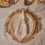 Mantelería La Mar con Individuales Concha en Yute Ivory y Servilletas de Lino con Bordado de Caracol de Mar. Set para 4 personas