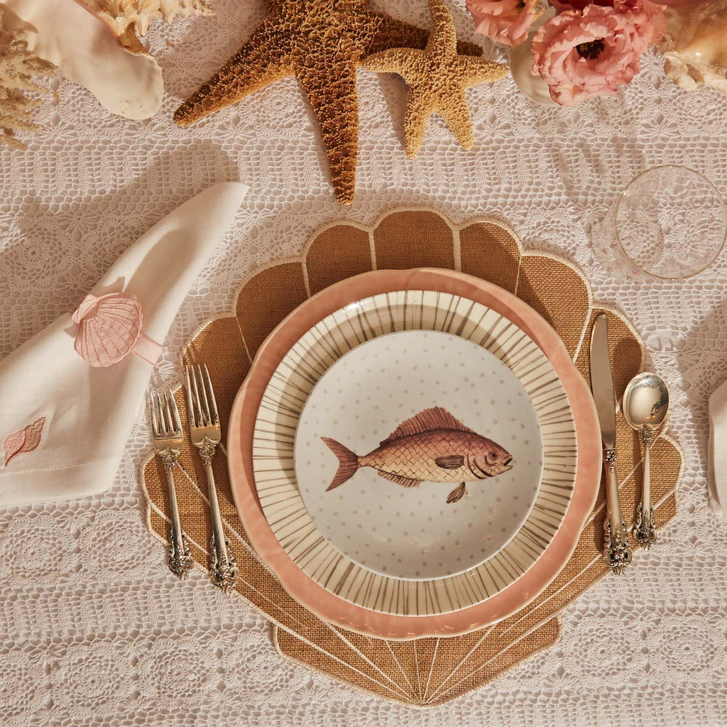 Mantelería La Mar con Individuales Concha en Yute Ivory y Servilletas de Lino con Bordado de Caracol de Mar. Set para 4 personas