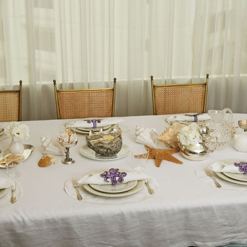 Mantelería La Mar con Individuales Nautilus y Servilletas con Bordado de Coral Ivory en Lino Blanco. Set para 4 personas