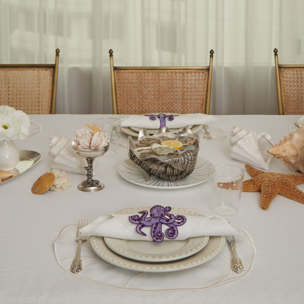 Mantelería La Mar con Individuales Nautilus y Servilletas con Bordado de Coral Ivory en Lino Blanco. Set para 4 personas