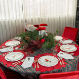 Set de Mantelería Nochebuena con Individuales Blossom Bordado de Flor en Terciopelo Rojo y Servilletas en Lino Blanco con Bordado de Muérdago. Set para 4 personas