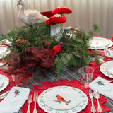 Set de Mantelería Nochebuena con Individuales Blossom Bordado de Flor en Terciopelo Rojo y Servilletas en Lino Blanco con Bordado de Muérdago. Set para 4 personas