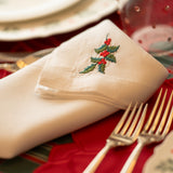 Set de Mantelería Nochebuena con Individuales Blossom Bordado de Flor en Terciopelo Rojo y Servilletas en Lino Blanco con Bordado de Muérdago. Set para 4 personas