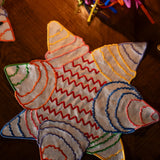 Individuales Posada en Lino Blanco con Bordado de Piñata de Colores. Set de 4