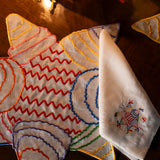 Set de Mantelería Posada con Individuales y Servilletas en Lino Blanco con Bordado de Piñata. Set para 4 personas