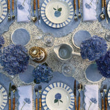 Servilletas Big Daisy en Lino Blanco con Bordado de Flor en Azul . Set de 4