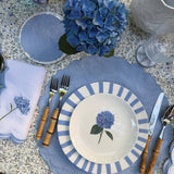 Servilletas Big Daisy en Lino Blanco con Bordado de Flor en Azul . Set de 4