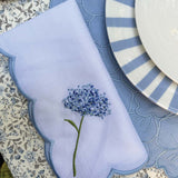 Servilletas Big Daisy en Lino Blanco con Bordado de Flor en Azul . Set de 4