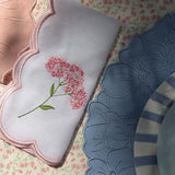 Servilleta Big Daisy en Lino Blanco con Bordado de Flor en Rosa. Set de 4