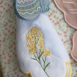 Servilleta Big Daisy en Lino Blanco con Bordado de Flor en Amarilla . Set de 4