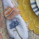 Servilletas Big Daisy en Lino Blanco con Bordado de Flor en Azul . Set de 4