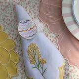 Servilleta Big Daisy en Lino Blanco con Bordado de Flor en Amarilla . Set de 4