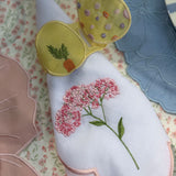 Servilleta Big Daisy en Lino Blanco con Bordado de Flor en Rosa. Set de 4