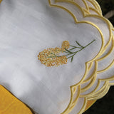 Servilleta Big Daisy en Lino Blanco con Bordado de Flor en Amarilla . Set de 4