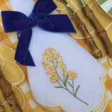 Servilleta Big Daisy en Lino Blanco con Bordado de Flor en Amarilla . Set de 4