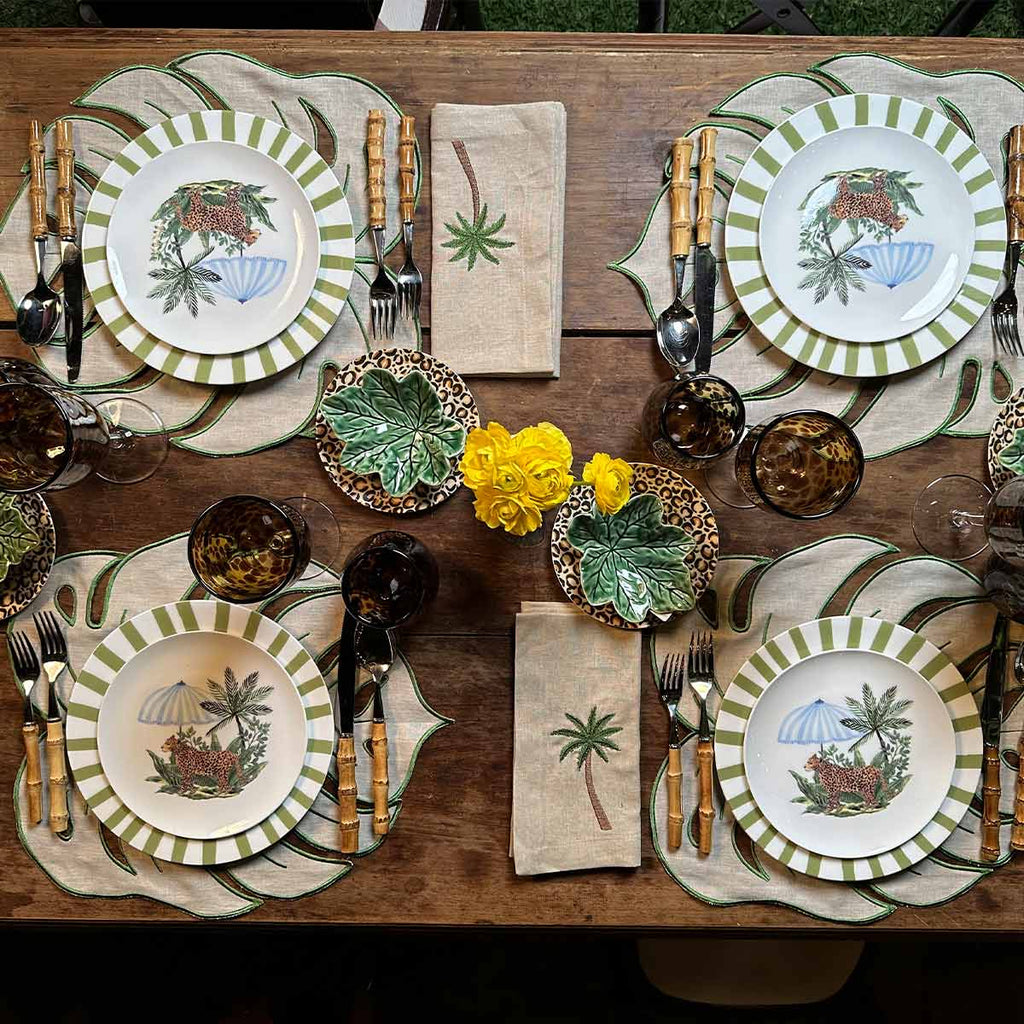 SAND TROPIC COMPLETE ZASHPACK: Individuales y Servilletas Tropic en Lino Arena con Bordado Verde con Plato Trinche Candy Cane Verde y Plato Ensalada de Leopardo con Sombrilla