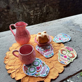Cocteleras Calaverita de Azúcar en Lino de Blanco, Amarillo, Rosa y Azul con Bordado de Colores. Set de 4