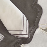 Set de Manteleria con Individuales Hannah en Algodon Gris Oxford con Bordado Gris y Servilletas Jimmy en Lino Bordado en Gris Oxford