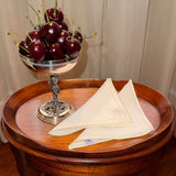 Cocteleras Jimmy en Lino Blanco con Bordado en Ivory. Set de 4