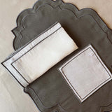 Individuales Hannah en Algodon Gris Oxford con Bordado Gris Set de 4