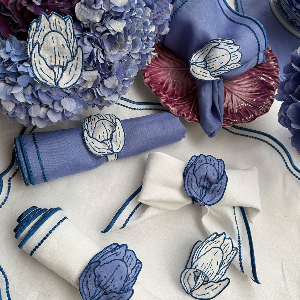 Servilletas Sofía en Lino Blanco con Bordado Azul. Set de 4