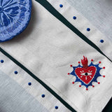 Servilletas Milagritos con Bordado de Corazón con Resplandor Azul en Lino Arena. Set de 4.