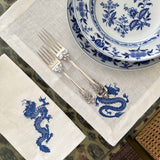 Set 4 Manteles Individuales, 4 Servilletas y 4 Cocteleras en Lino Blanco con Bordado de Dragón Azul