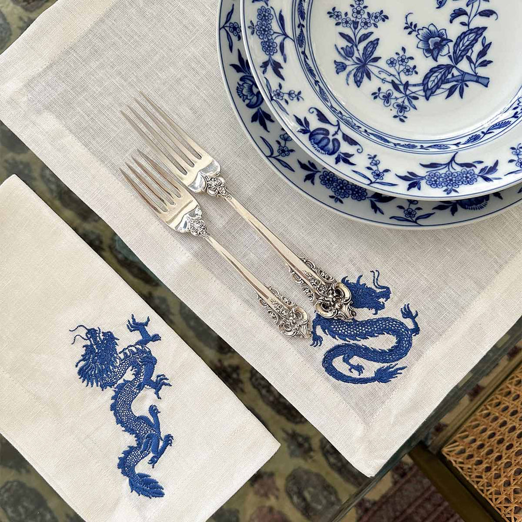 Set 4 Manteles Individuales, 4 Servilletas y 4 Cocteleras en Lino Blanco con Bordado de Dragón Azul