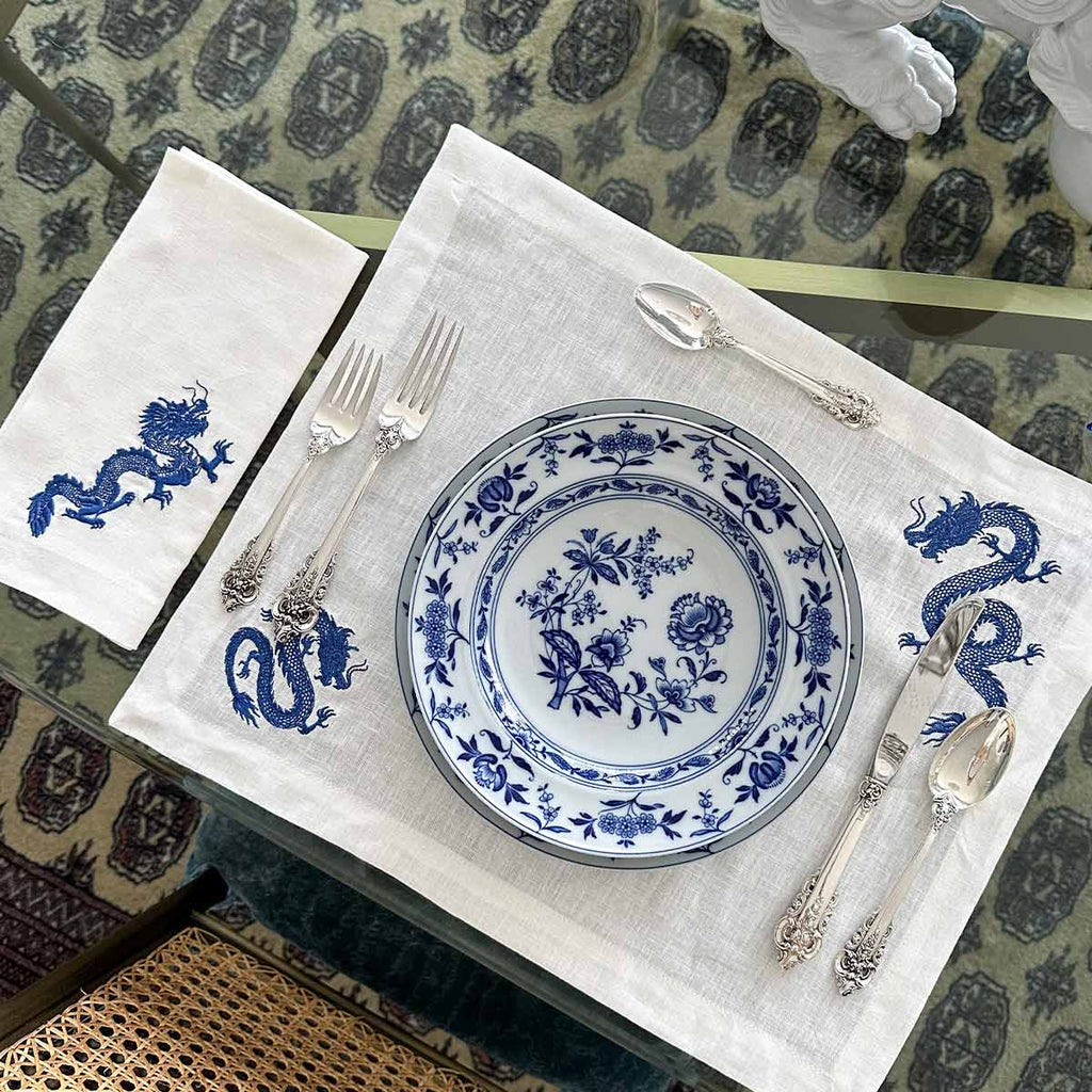 Set 4 Manteles Individuales, 4 Servilletas y 4 Cocteleras en Lino Blanco con Bordado de Dragón Azul
