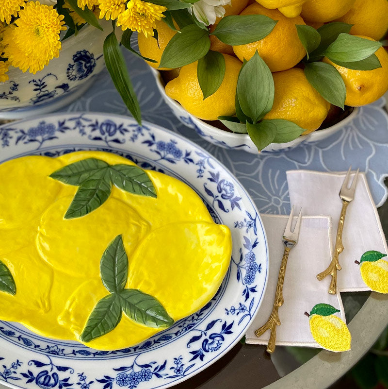 Vajilla de limones amarillos de inspiración mediterránea