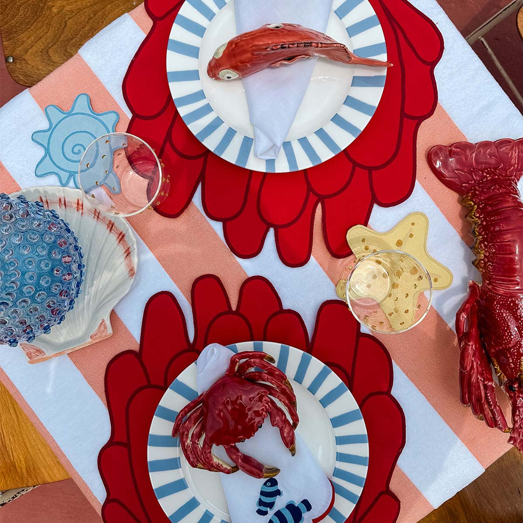 Manteleria Arrecife con Individuales de Anemona Bordado en Algodón Rojo y Servilletas en Lino Blanco con Bordado de Peces Payaso y Orilla Roja. Set para 4 personas
