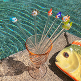 TUTTI FRUTTI DI MARE ZASHPACK: Plato en Forma de Pez Arcoíris y Pinchos Artesanales de Cristal en Forma de Pez de Colores.