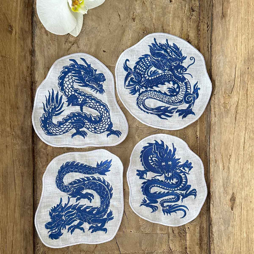 Set 4 Manteles Individuales, 4 Servilletas y 4 Cocteleras en Lino Blanco con Bordado de Dragón Azul