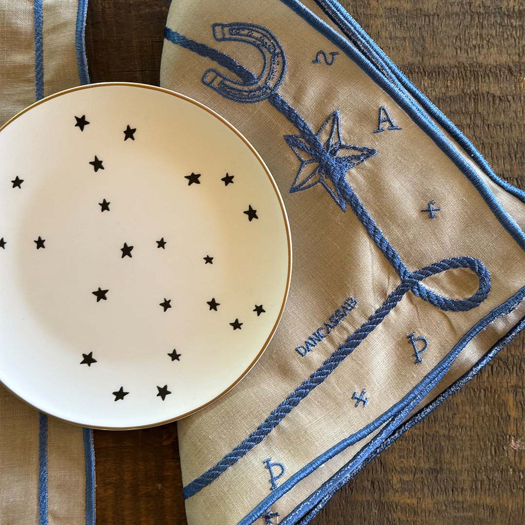 Mantelería Cowgirl con Individuales y Servilletas en Lino Caramelo con Bordado Azul. Set para 4 personas.