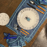 Mantelería Cowgirl con Individuales y Servilletas en Lino Azul con Bordado Teal. Set para 4 personas.