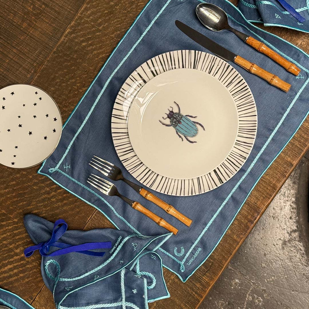 Mantelería Cowgirl con Individuales y Servilletas en Lino Azul con Bordado Teal. Set para 4 personas.
