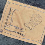 Mantelería Cowgirl con Individuales y Servilletas en Lino Caramelo con Bordado Azul. Set para 4 personas.