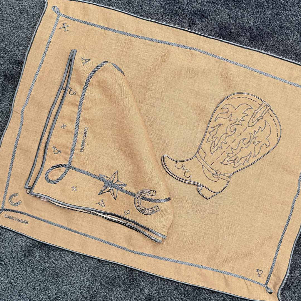 Mantelería Cowgirl con Individuales y Servilletas en Lino Caramelo con Bordado Azul. Set para 4 personas.