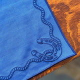 Individual Rectangular en Lino Azul con Bordado de Cuerda y Herradura. Set de 4