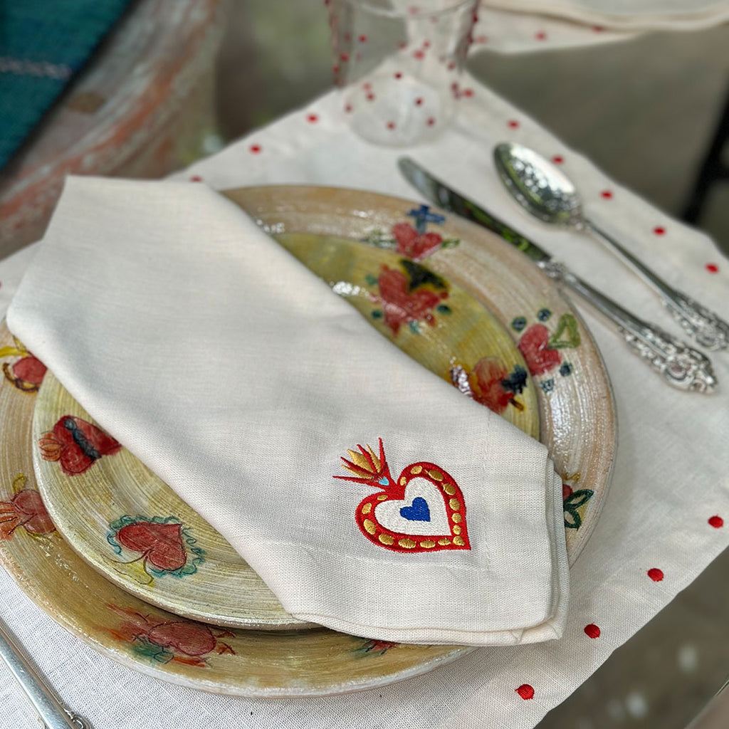 Servilletas Milagritos con Bordado de Corazón en llamas en Lino Arena. Set de 4.