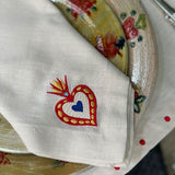 Servilletas Milagritos con Bordado de Corazón en llamas en Lino Arena. Set de 4.