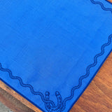 Individual Rectangular en Lino Azul con Bordado de Cuerda y Herradura. Set de 4