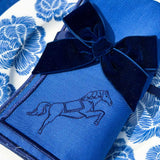 Servilleta Rectangular en Lino Azul con Bordado de Caballo. Set de 4